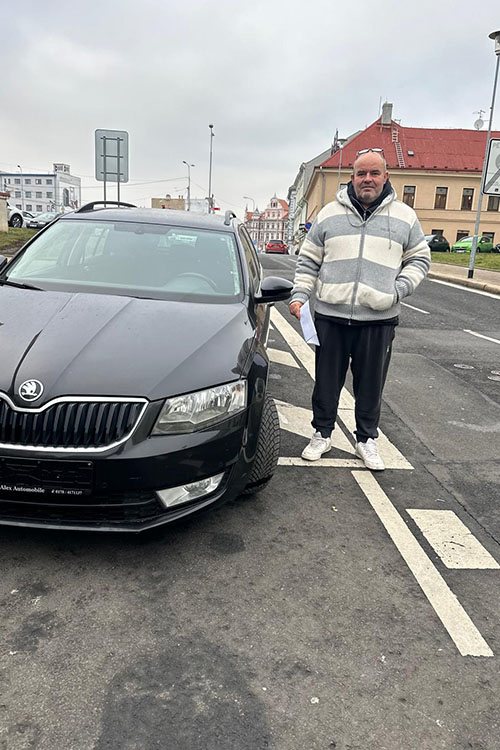 Spokojený zákazník s novým vozem