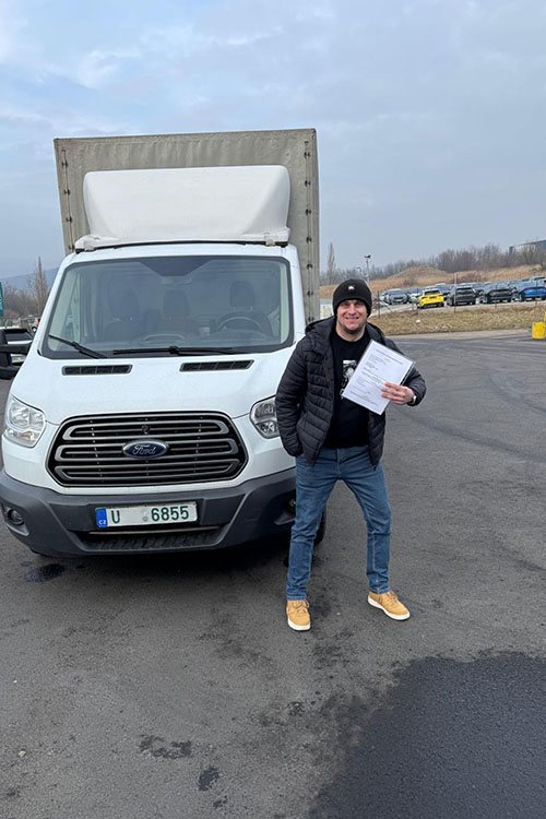 Spokojený zákazník s novým vozem