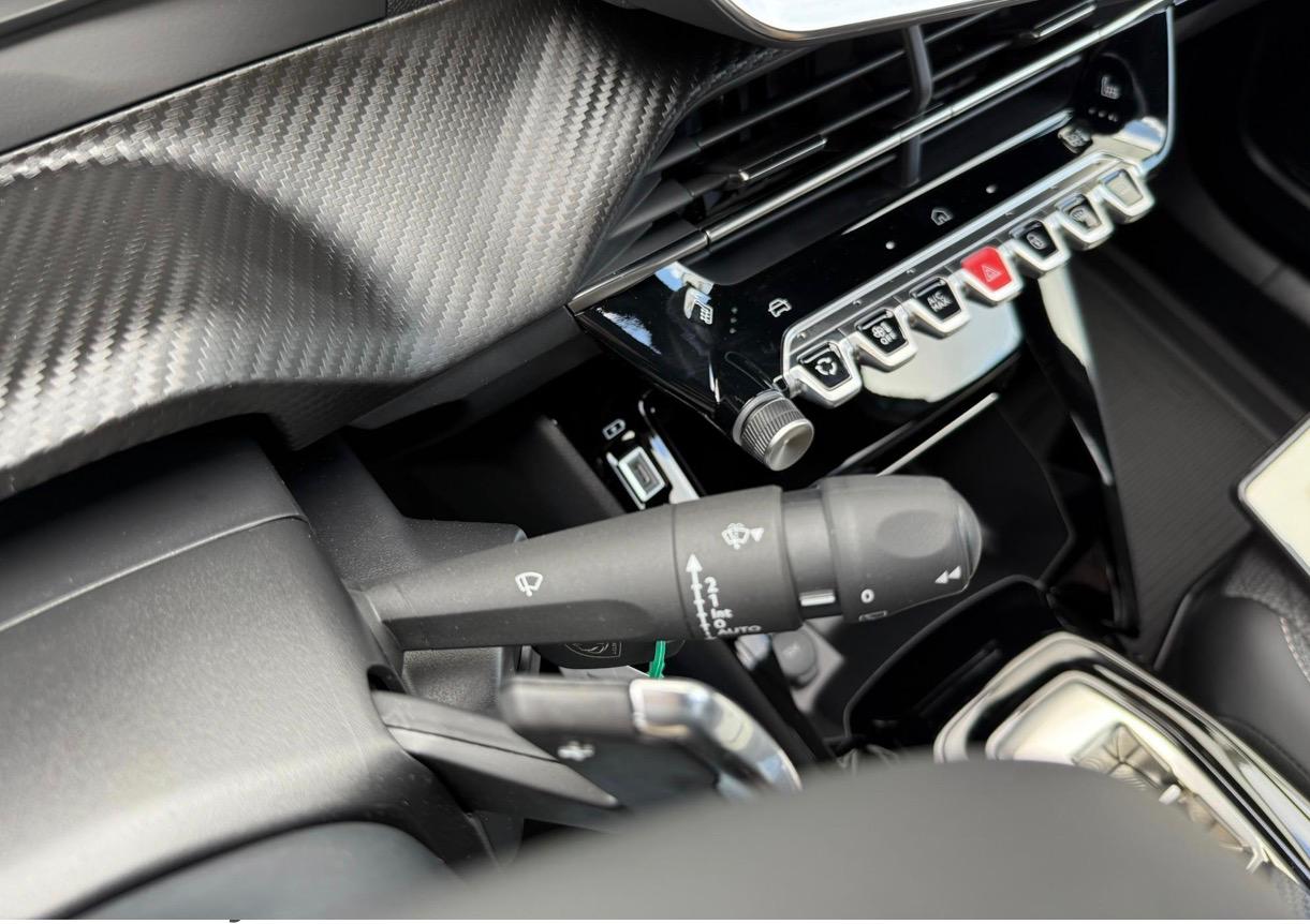 PEUGEOT 2008 1.2 HYBRID AUTOMAT