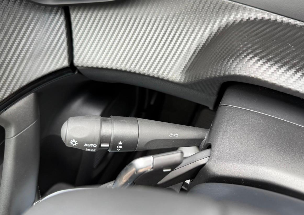 PEUGEOT 2008 1.2 HYBRID AUTOMAT