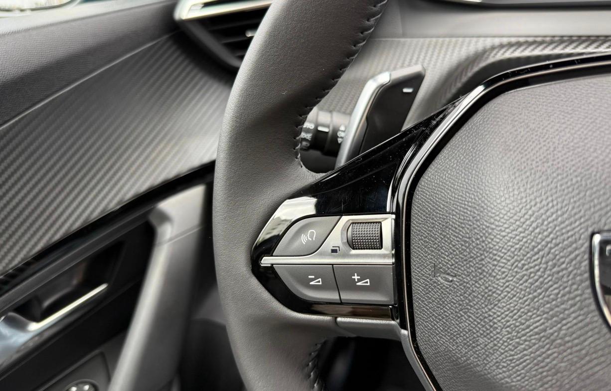 PEUGEOT 2008 1.2 HYBRID AUTOMAT