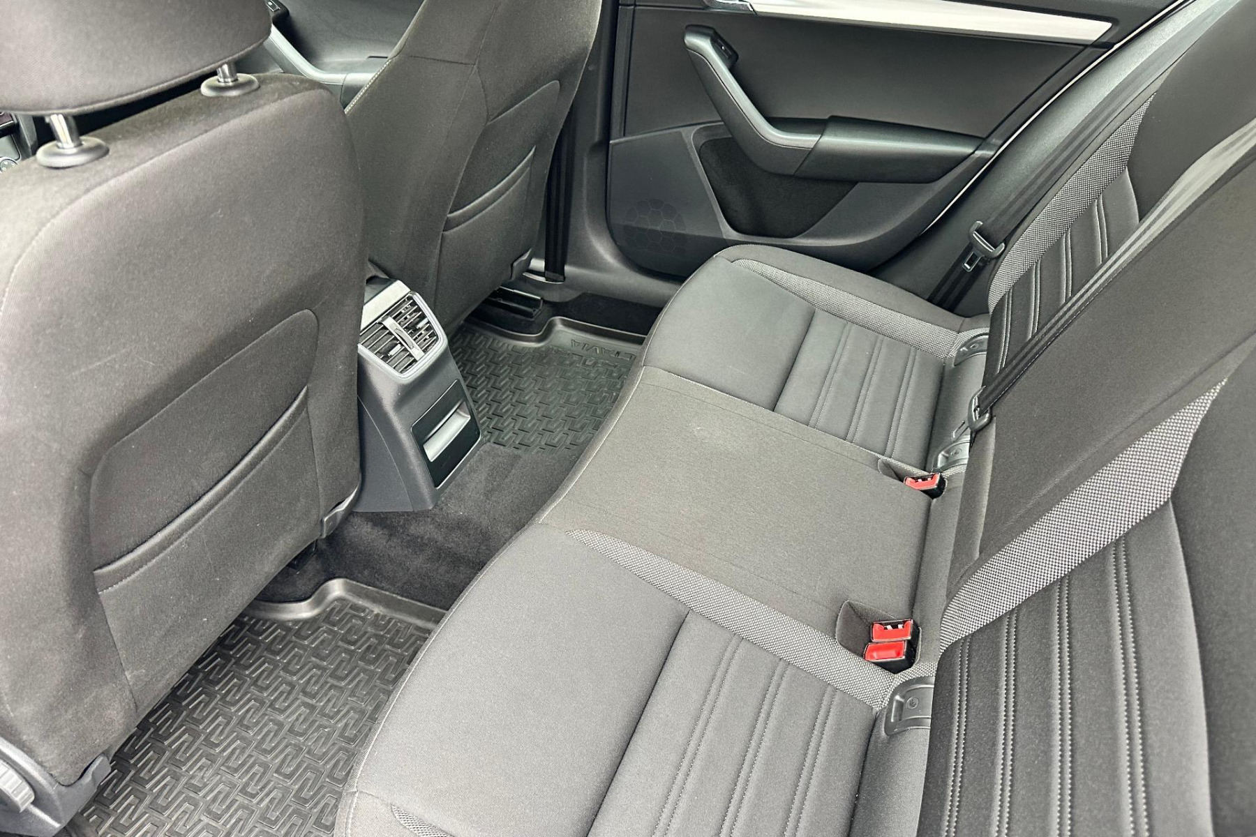 ŠKODA OCTAVIA 1.6 TDI 85 KW DSG na splátky - fotografie 11