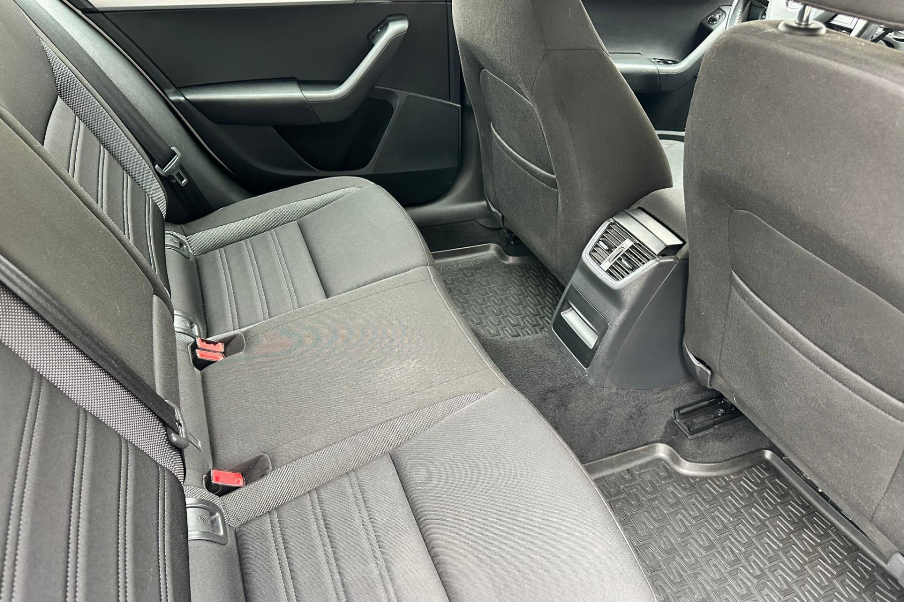 ŠKODA OCTAVIA 1.6 TDI 85 KW DSG na splátky - fotografie 12