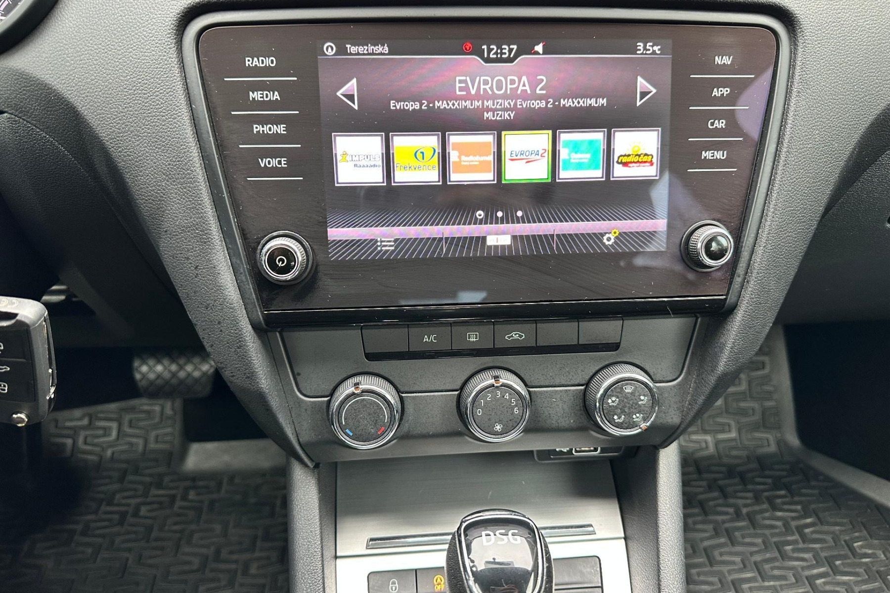 ŠKODA OCTAVIA 1.6 TDI 85 KW DSG na splátky - fotografie 8