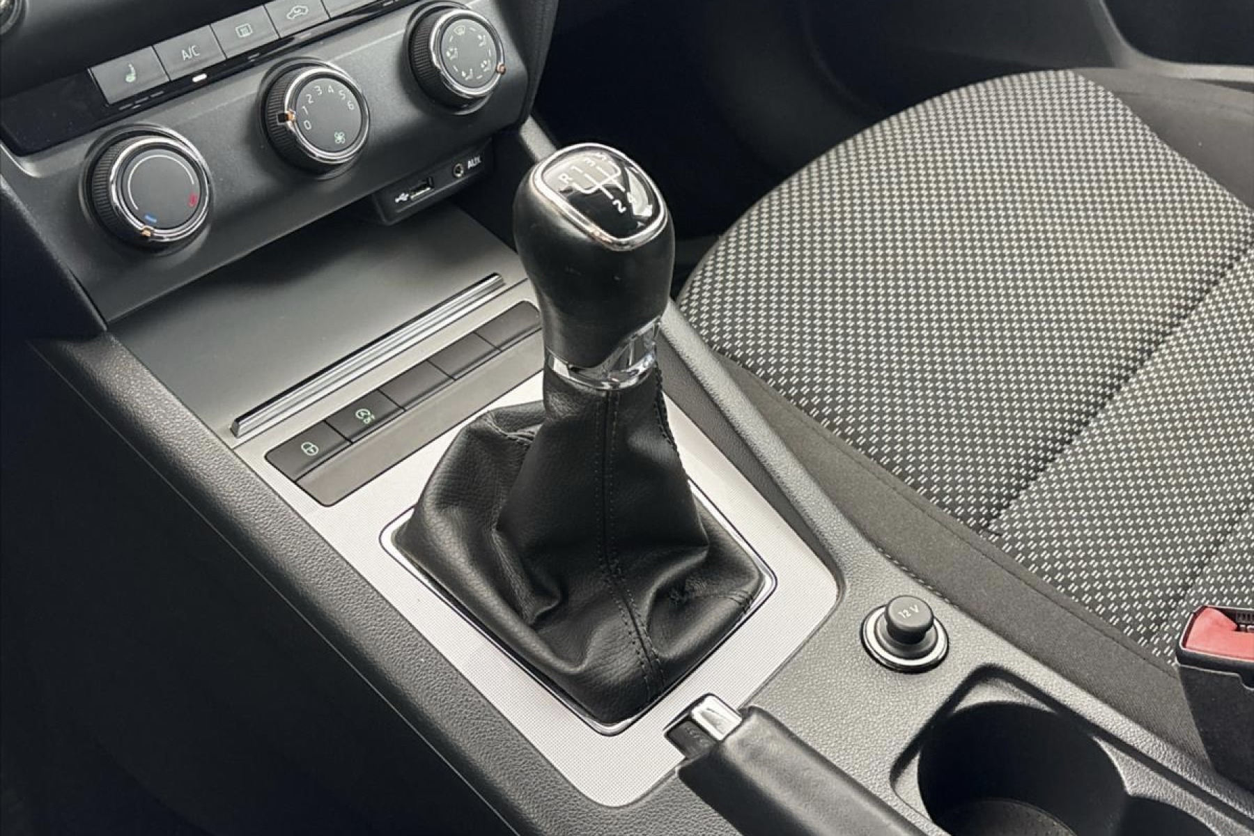 ŠKODA OCTAVIA COMBI 1.6 TDI na splátky - fotografie 11
