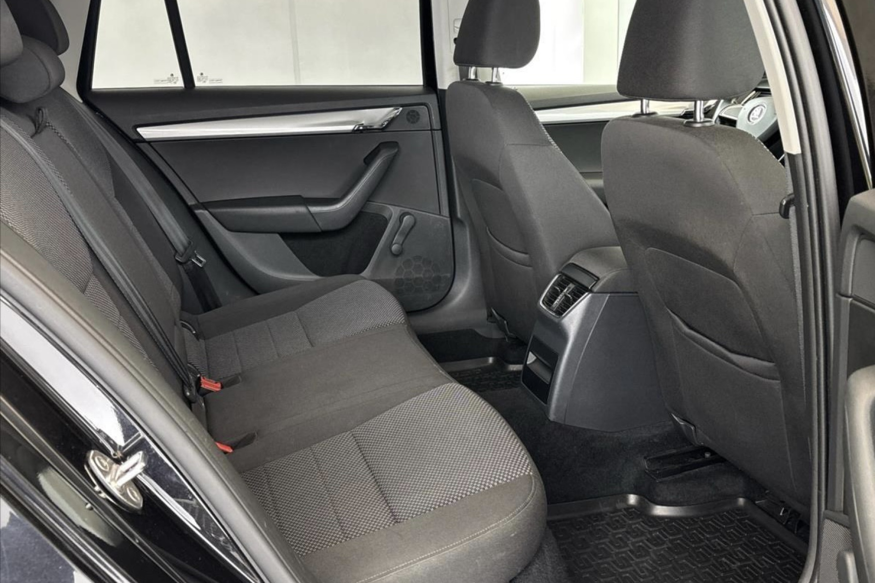 ŠKODA OCTAVIA COMBI 1.6 TDI na splátky - fotografie 17