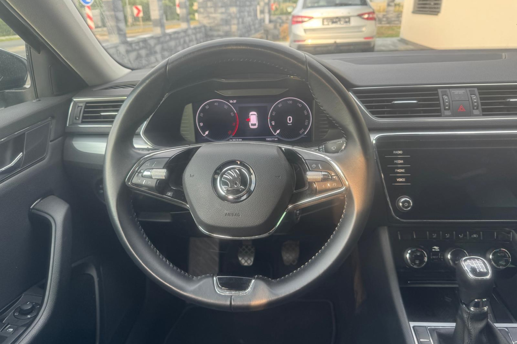 ŠKODA SUPERB COMBI 1.5 TSI 110 KW 6M BUSINESS LINE na splátky - fotografie 23