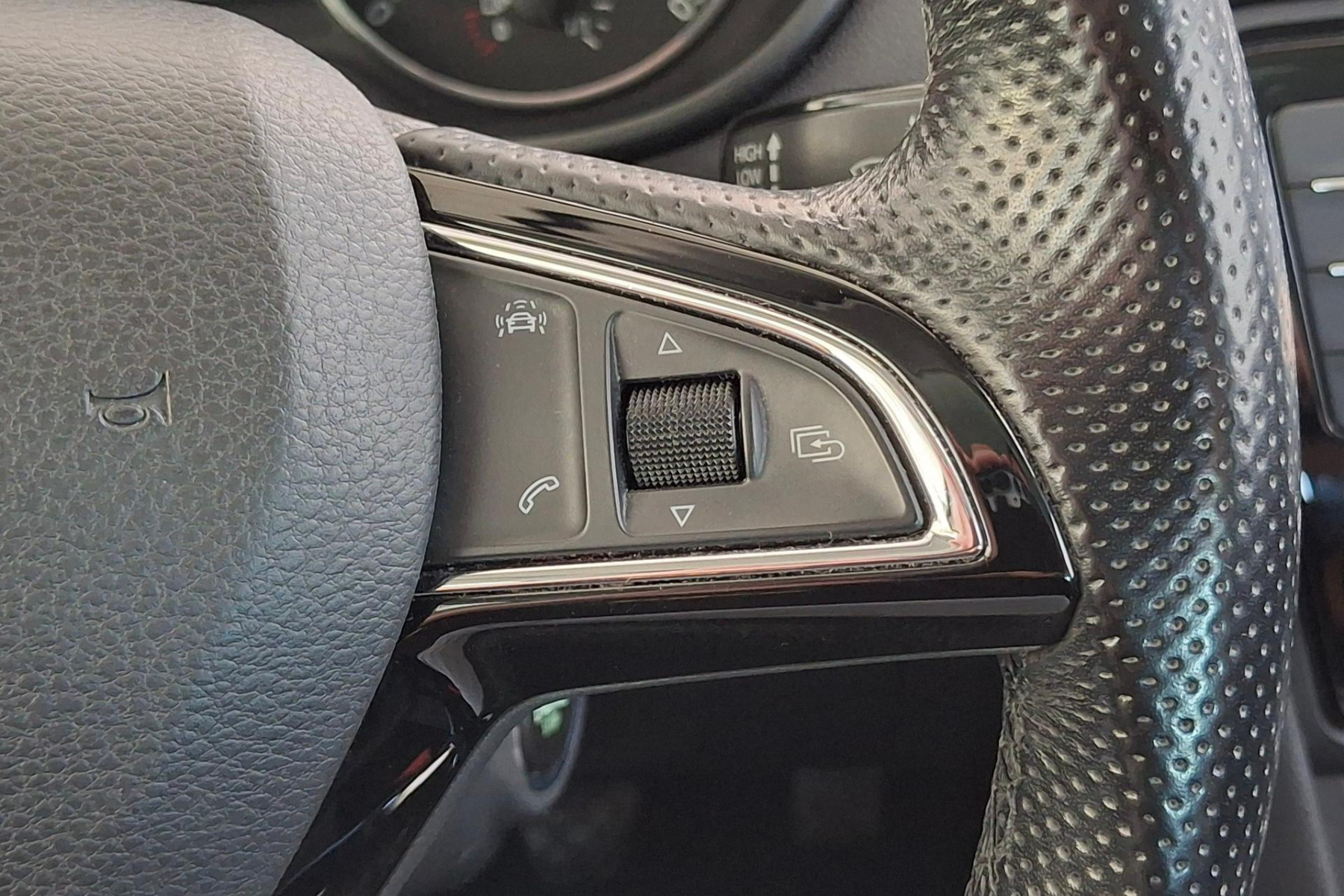 ŠKODA OCTAVIA COMBI 1.6 TDI 81 KW  STYLE na splátky - fotografie 14