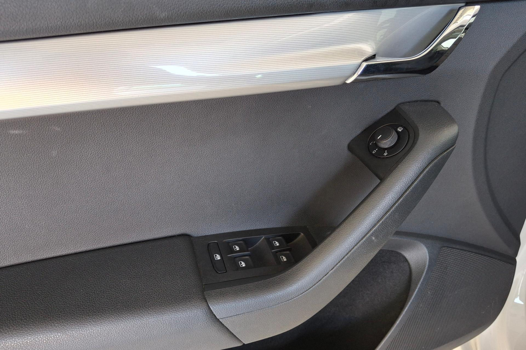 ŠKODA OCTAVIA COMBI 1.6 TDI 81 KW  STYLE na splátky - fotografie 22