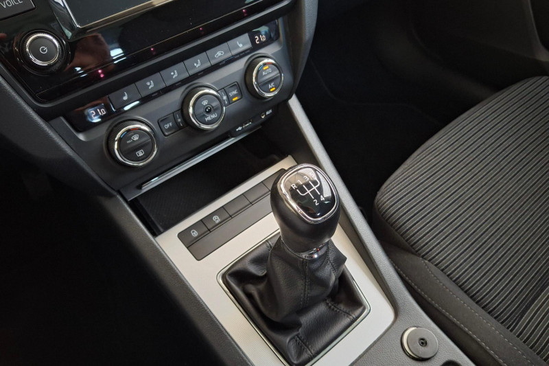 ŠKODA OCTAVIA COMBI 1.6 TDI 81 KW  STYLE na splátky - fotografie 25